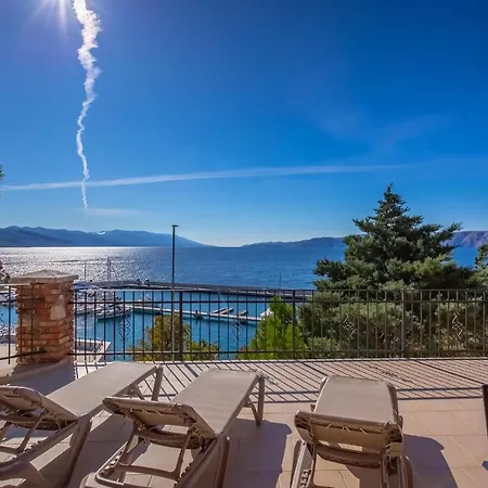 Appartamento Awesome In W/ Outdoor Swimming Pool, Wifi And 2 Bedrooms Novi Vinodolski