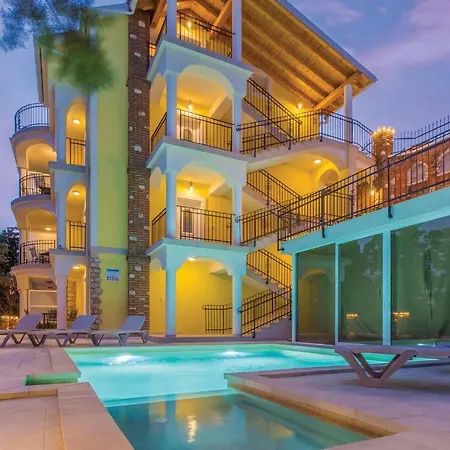 Awesome In W/ Outdoor Swimming Pool, Wifi And 2 Bedrooms