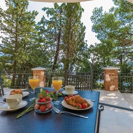 Awesome In W/ Outdoor Swimming Pool, Wifi And 2 Bedrooms