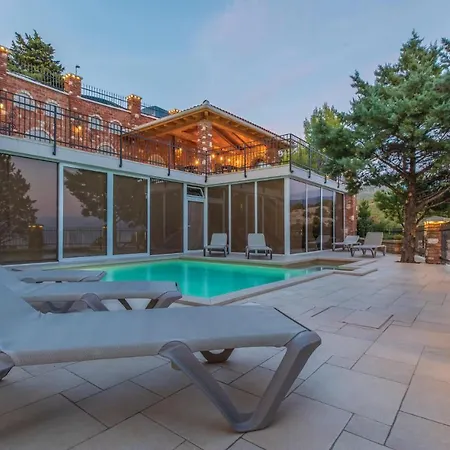 Awesome In W/ Outdoor Swimming Pool, Wifi And 2 Bedrooms