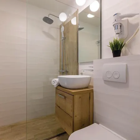 Awesome In W/ Outdoor Swimming Pool, Wifi And 2 Bedrooms *