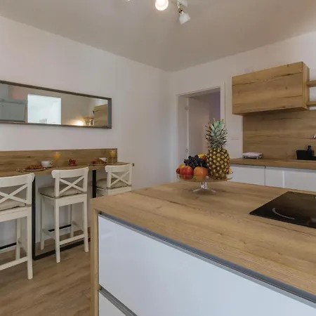 Awesome In W/ Outdoor Swimming Pool, Wifi And 2 Bedrooms *