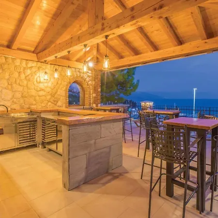 Awesome In W/ Outdoor Swimming Pool, Wifi And 2 Bedrooms