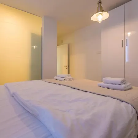 Awesome In W/ Outdoor Swimming Pool, Wifi And 2 Bedrooms *