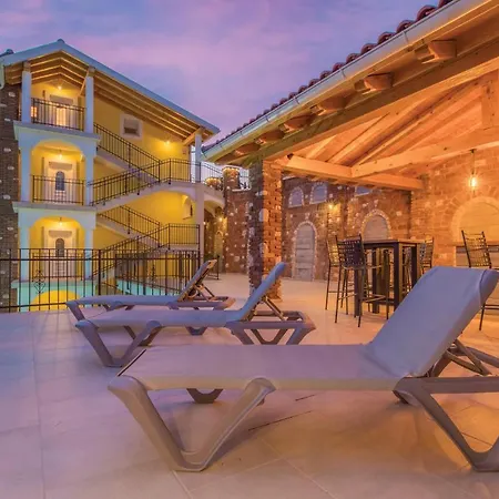 Apartman Awesome In W/ Outdoor Swimming Pool, Wifi And 2 Bedrooms