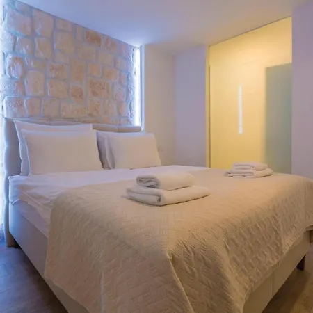 Awesome In W/ Outdoor Swimming Pool, Wifi And 2 Bedrooms Apartman