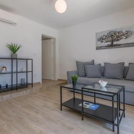 Awesome In W/ Outdoor Swimming Pool, Wifi And 2 Bedrooms