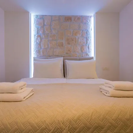Apartman Awesome In W/ Outdoor Swimming Pool, Wifi And 2 Bedrooms *