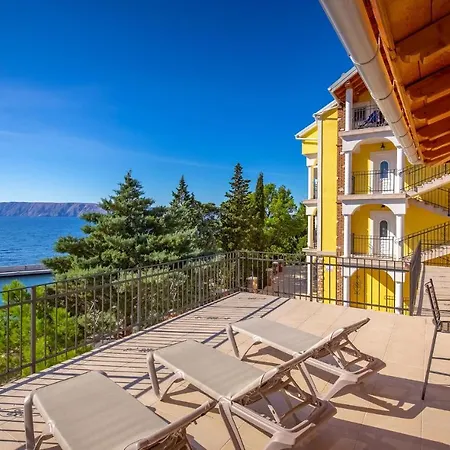 Awesome In W/ Outdoor Swimming Pool, Wifi And 2 Bedrooms Apartman Novi Vinodolski