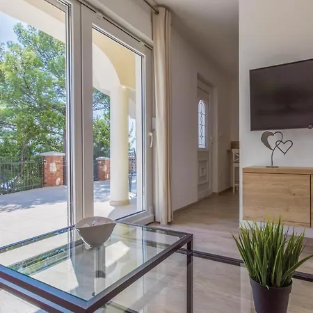 Awesome In W/ Outdoor Swimming Pool, Wifi And 2 Bedrooms Apartman *