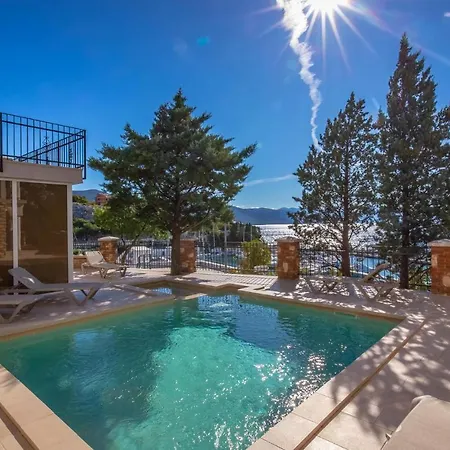 Awesome In W/ Outdoor Swimming Pool, Wifi And 2 Bedrooms Apartman