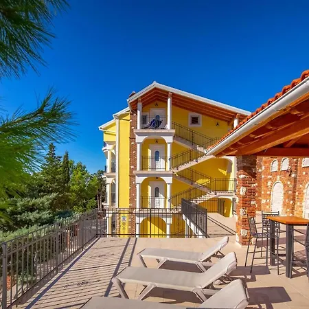 Apartman Awesome In W/ Outdoor Swimming Pool, Wifi And 2 Bedrooms